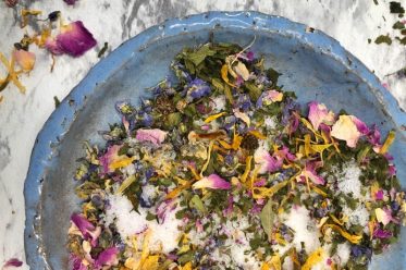 Bärlauchsalz mit Blüten
