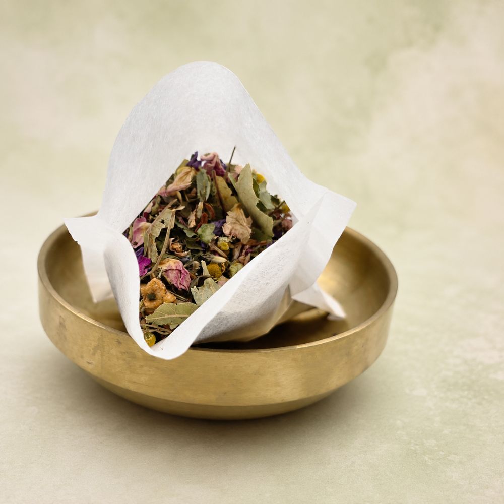 Wiesenblüte Bio-Drink-Base mit Blüten und Kräutern im Papierfilter