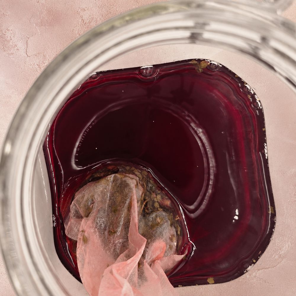 Zubereitete Rote Botanik Base im Glas mit Papierfilter
