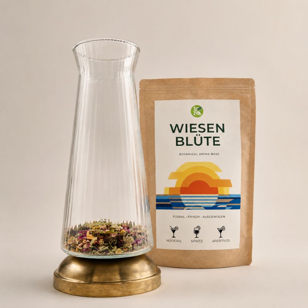 Wiesenblüte mit kaltem Wasser in einer Karaffe ansetzen